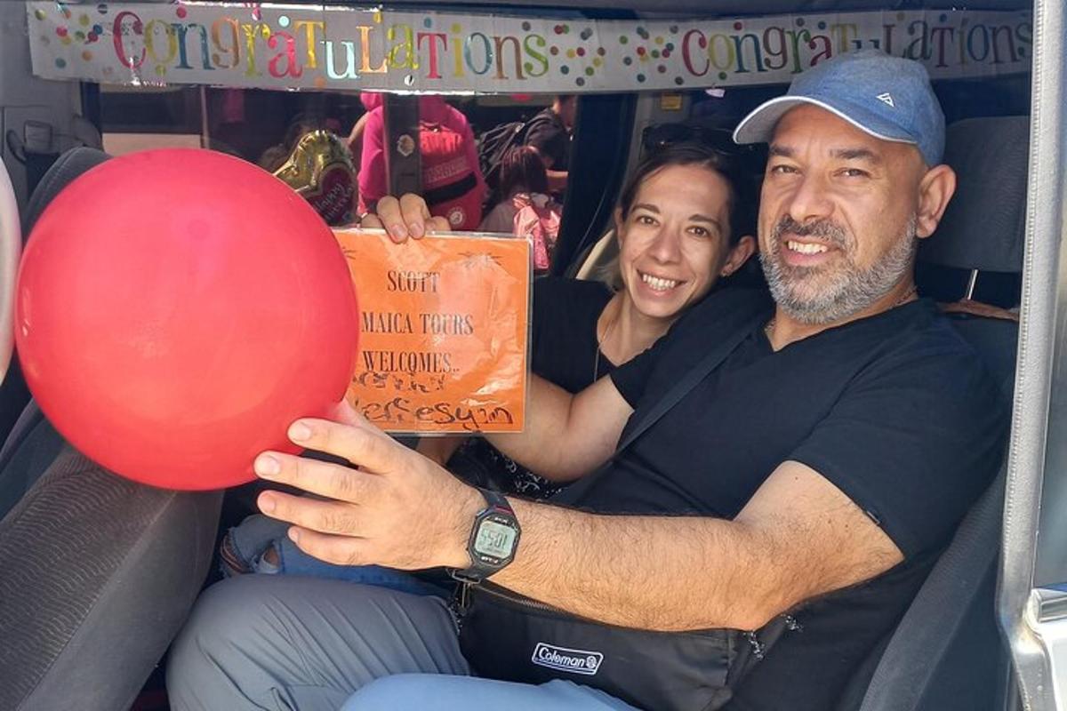 un uomo e una donna seduti sul retro di un furgone