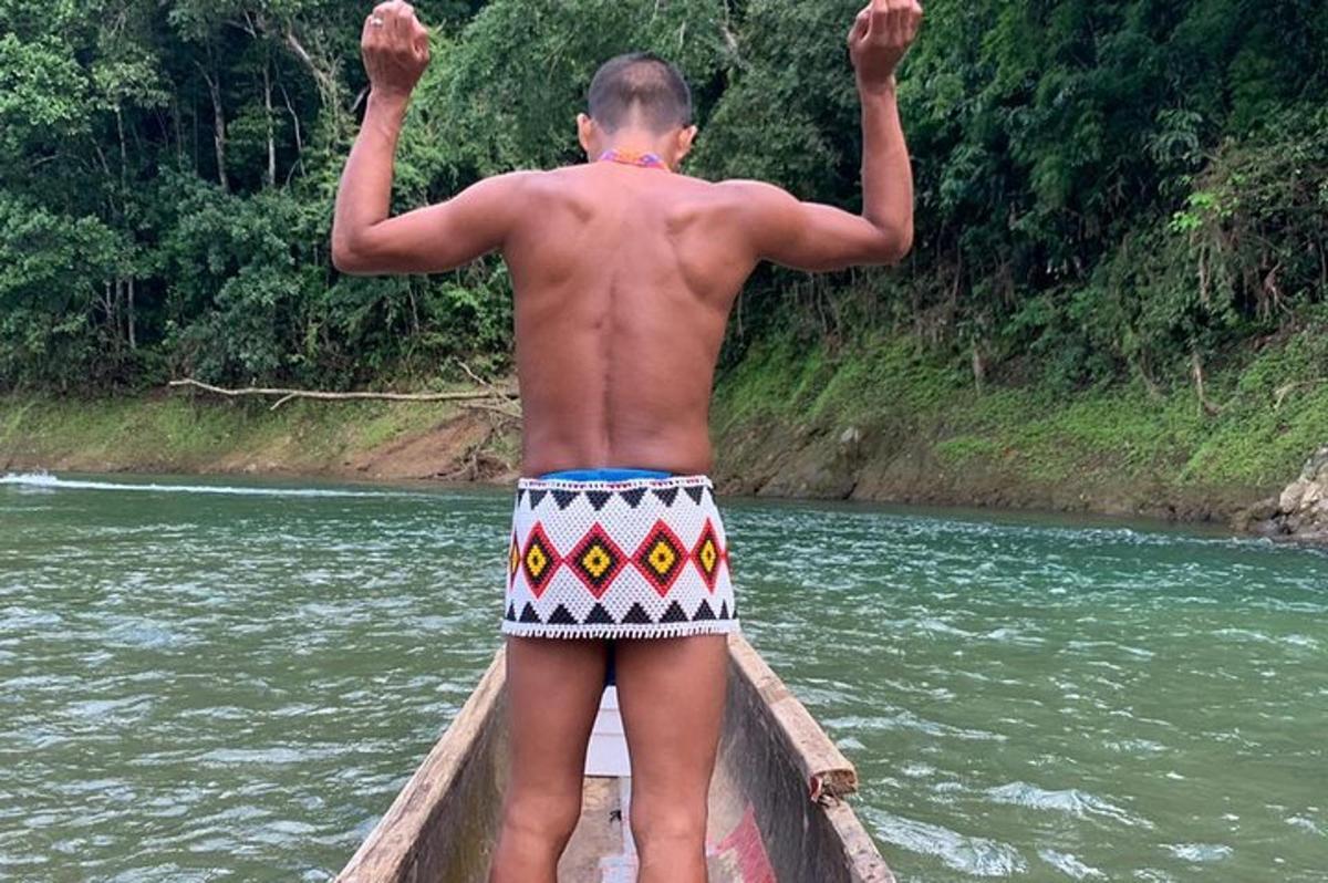seorang lelaki di dalam bot di sungai