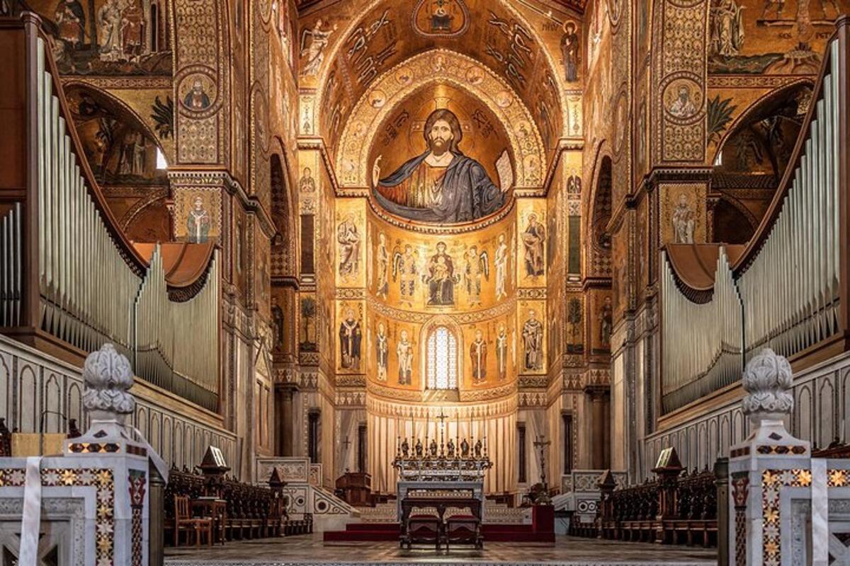 en stor kirke med et maleri i taket