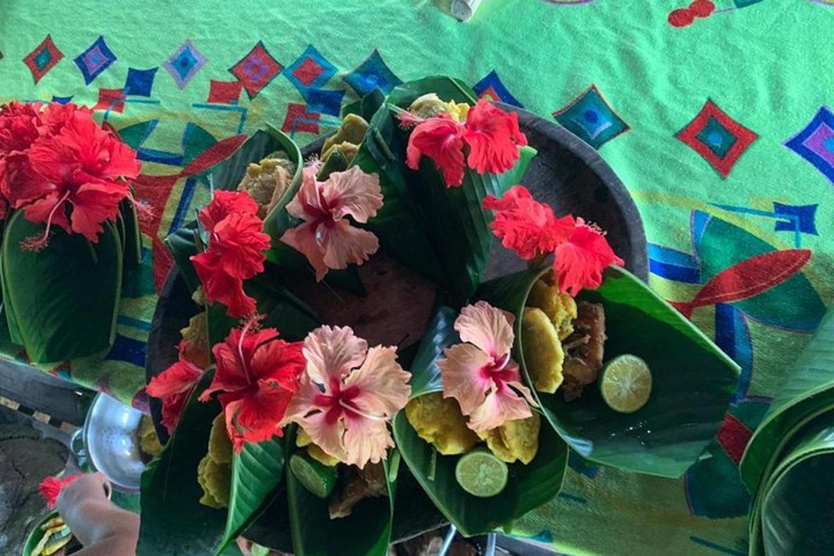 un vaso con dei fiori su un tavolo