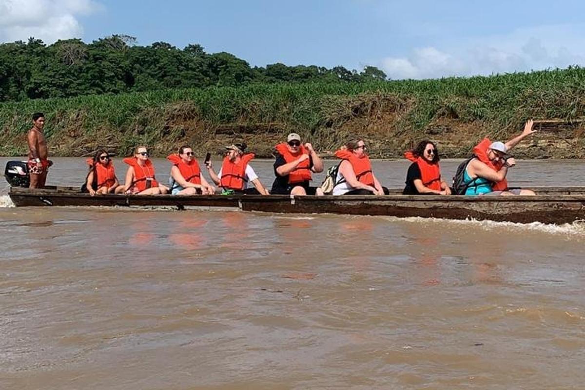 sekumpulan orang yang duduk di atas bot di dalam air