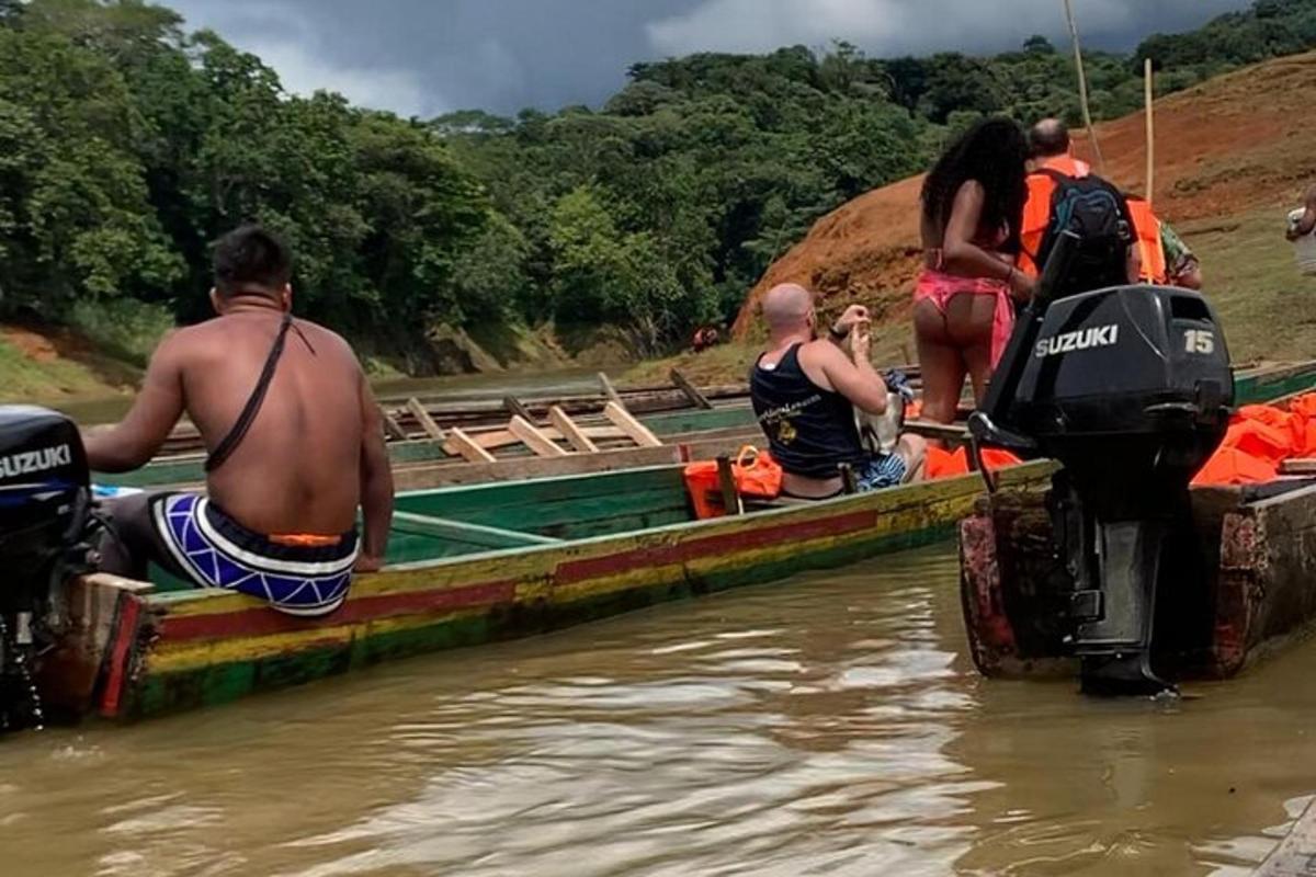 un gruppo di persone su una barca in acqua