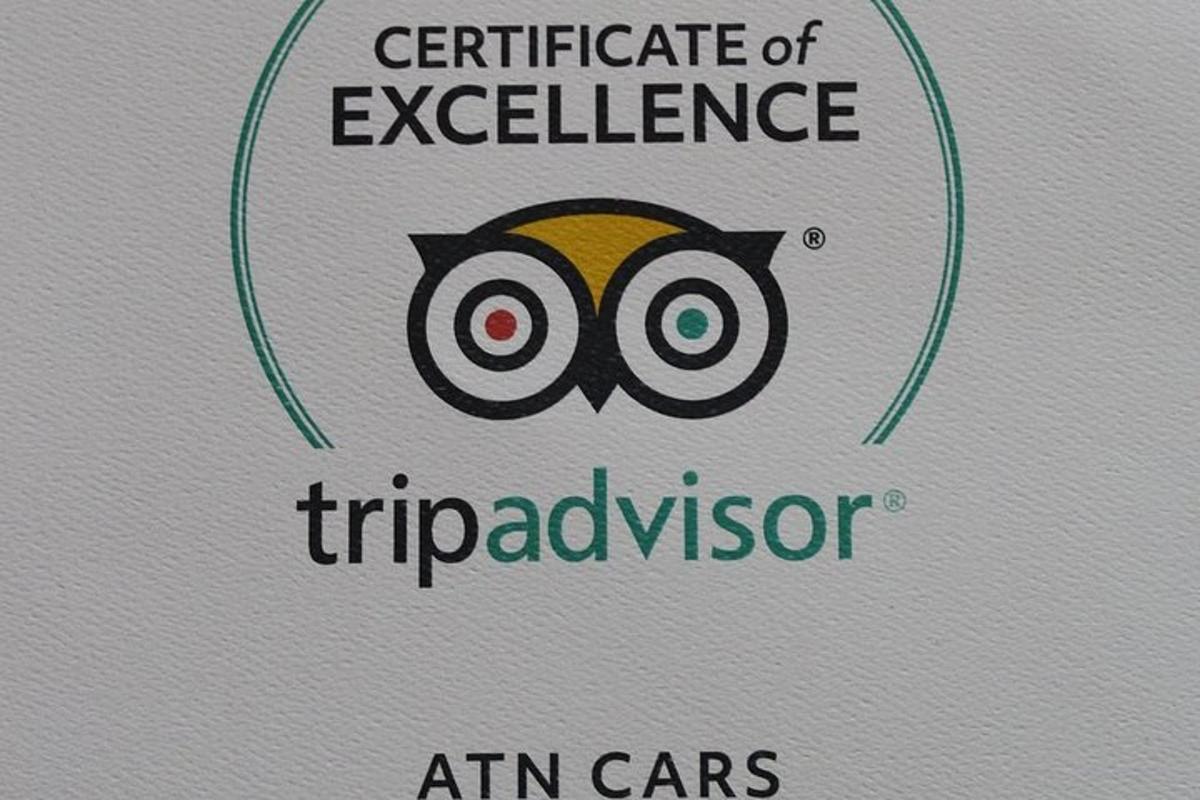 cedule s nápisem certifikát excelence u leteckých vozů
