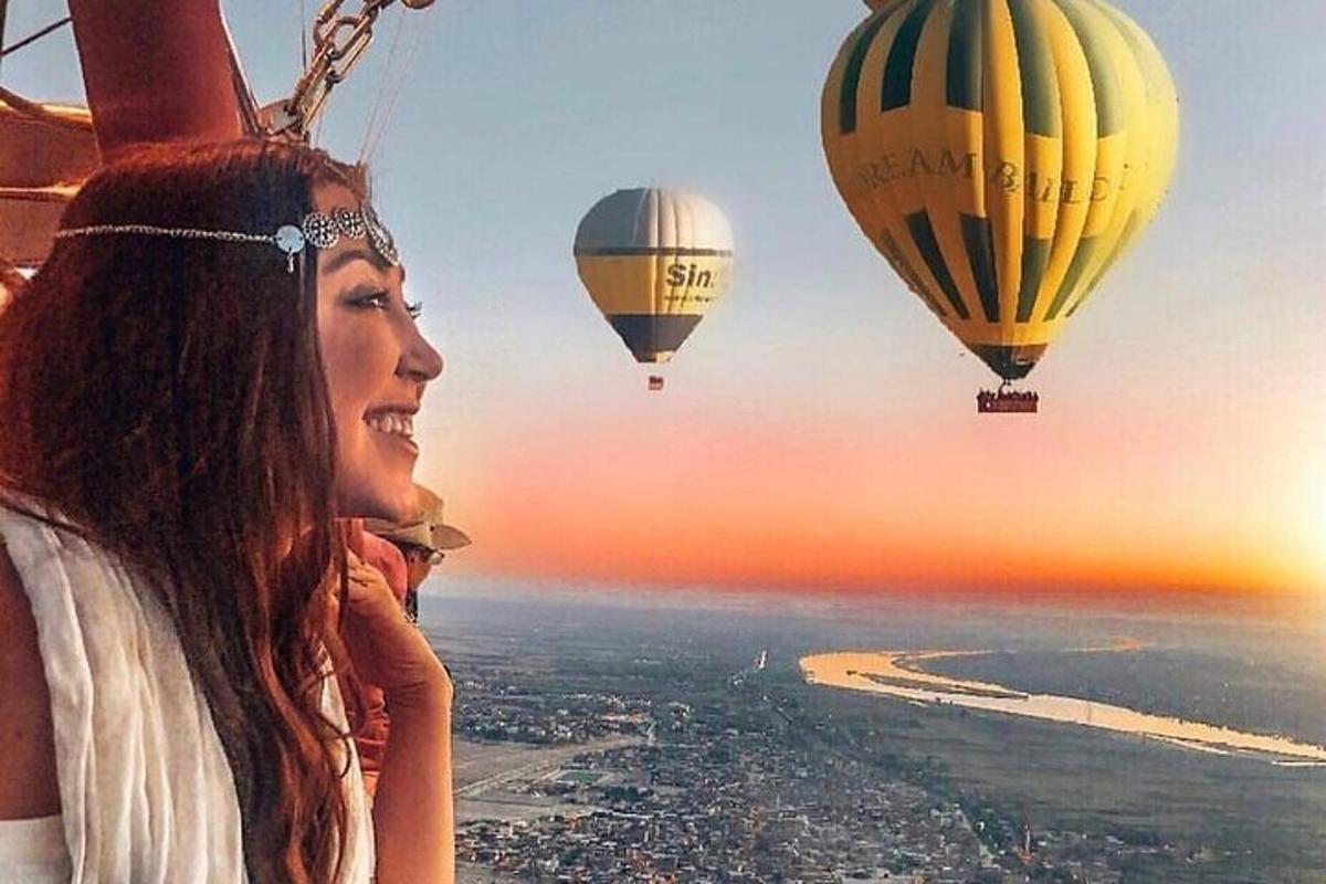 Una mujer mira globos aerostáticos