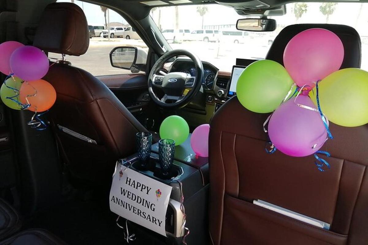 kereta dengan belon di tempat duduk belakang kereta