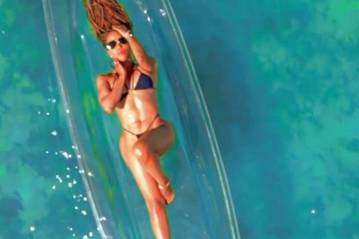 patung seorang wanita berbikini sedang berenang di kolam renang