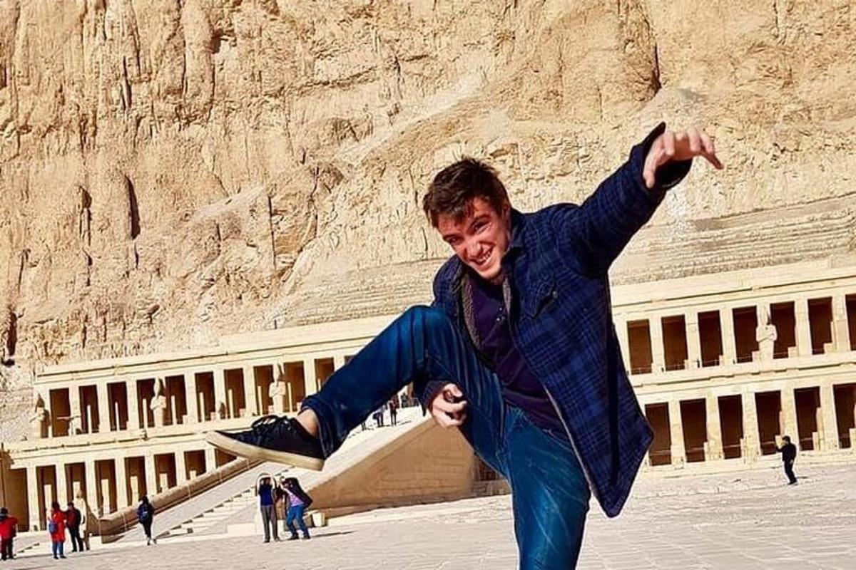 Un hombre saltando en el aire frente a un edificio.