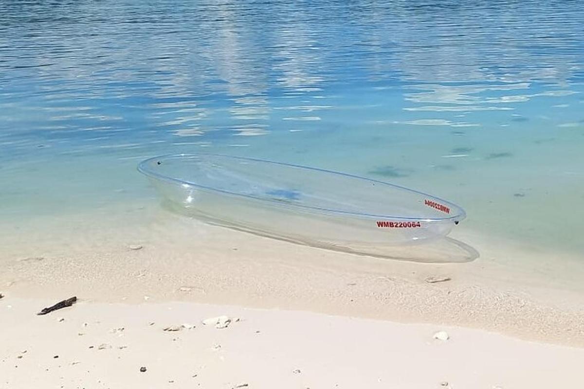 en plastskål som står i vattnet på stranden