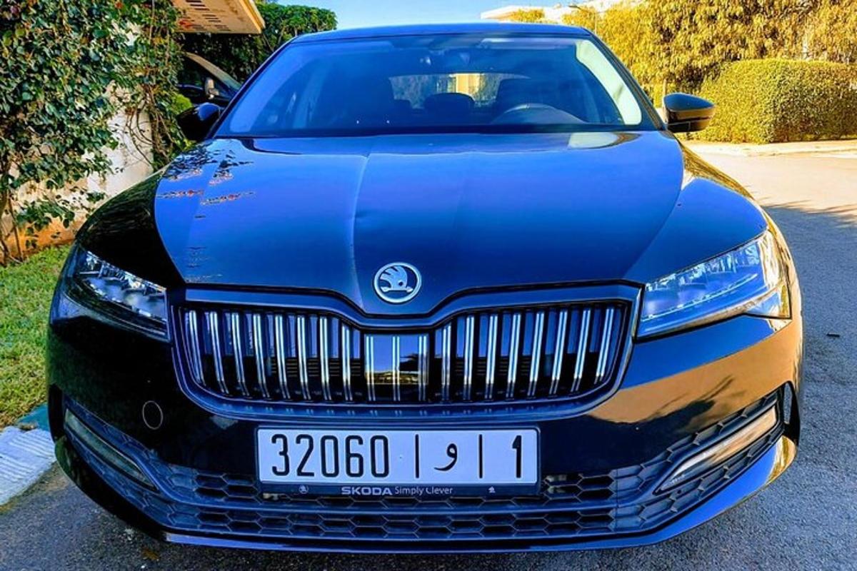 modré auto je zaparkované na příjezdové cestě