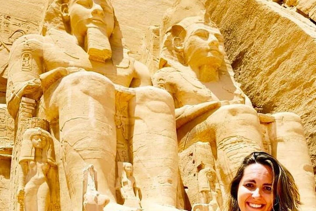 una mujer parada frente a una estatua