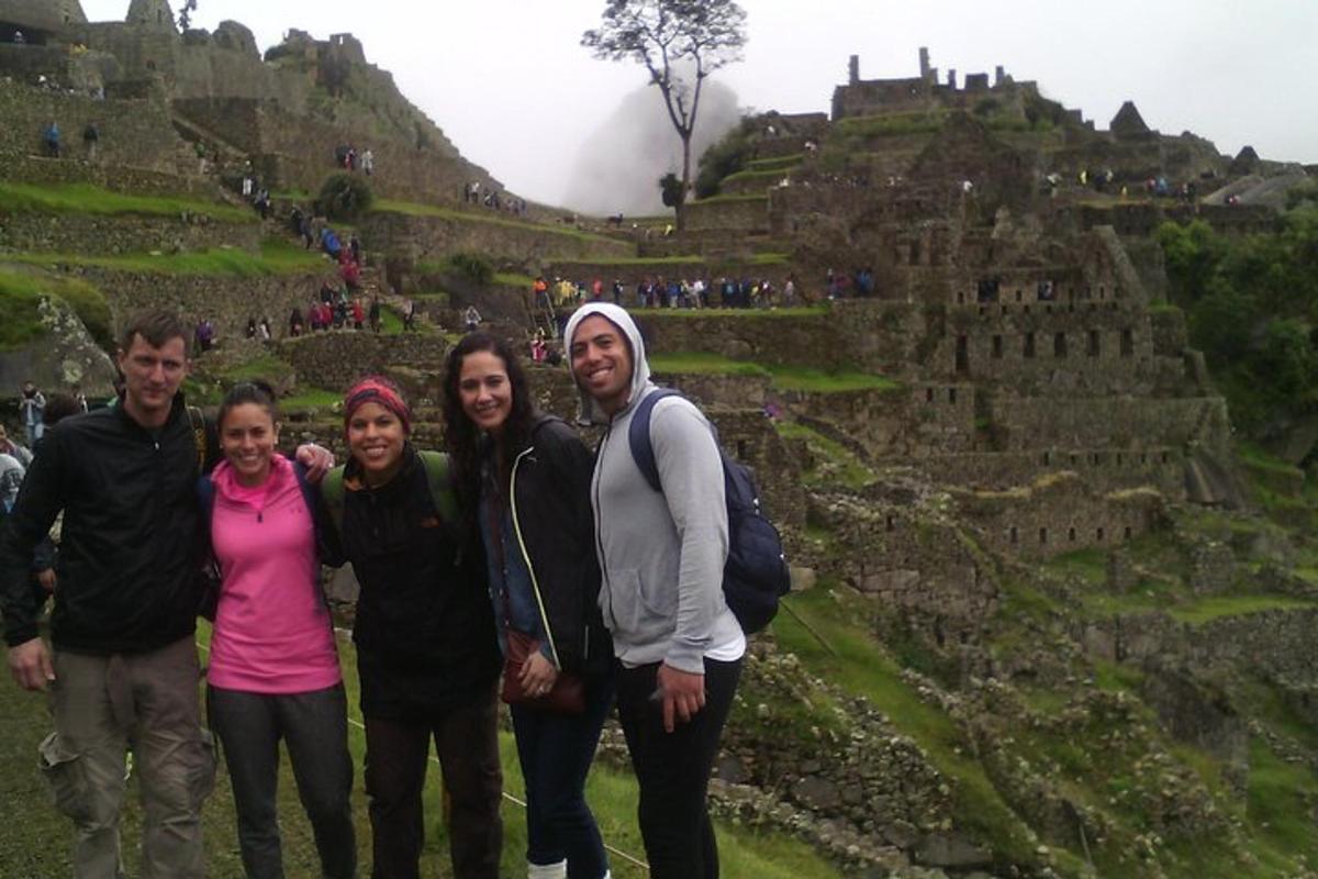 un gruppo di persone in posa per una foto presso un'antica rovina