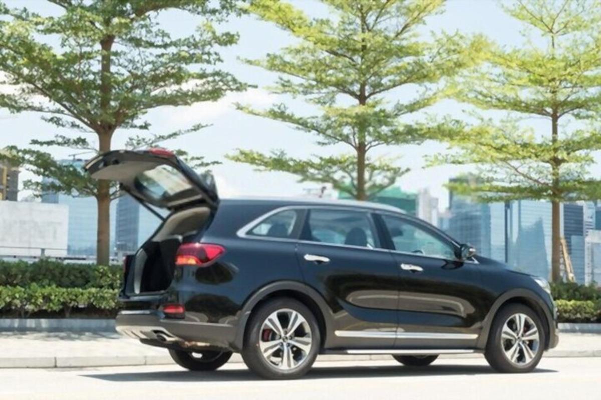 černé auto s otevřenými dveřmi a otevřeným kufrem