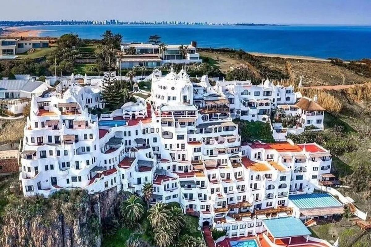 uma vista aérea de um grande edifício branco