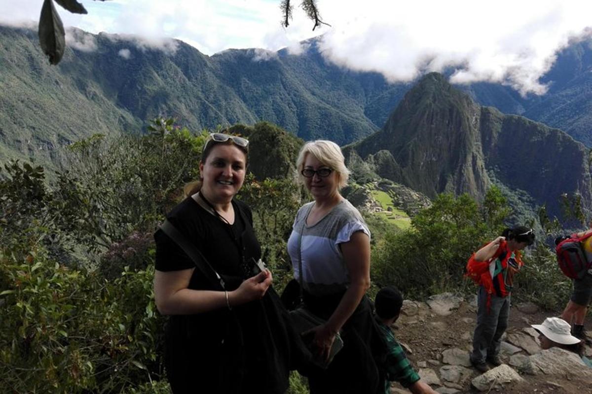 dua wanita berdiri di puncak gunung