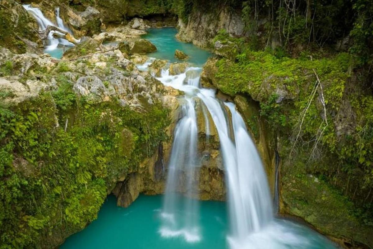 vista aèria d'una cascada en un riu