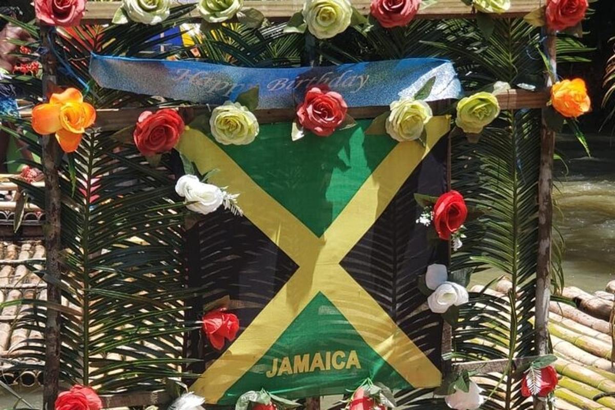 una croce decorata con fiori e un nastro