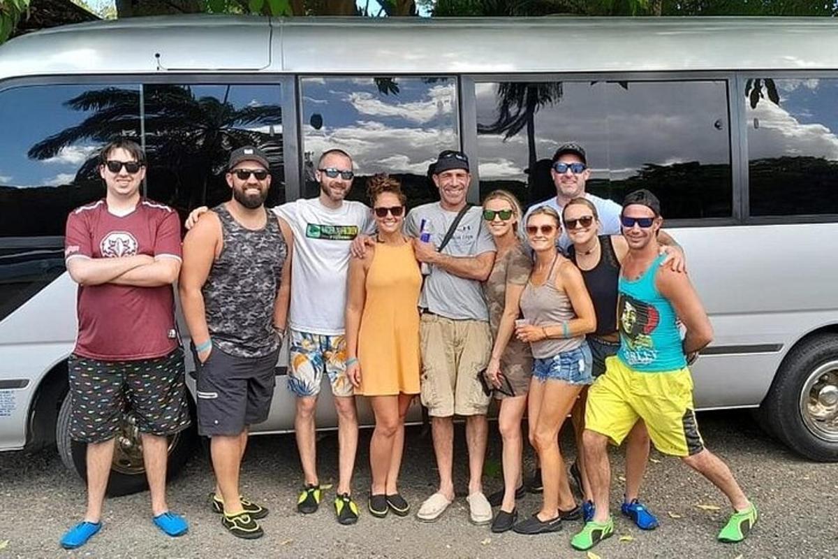 skupina lidí stojících před autobusem