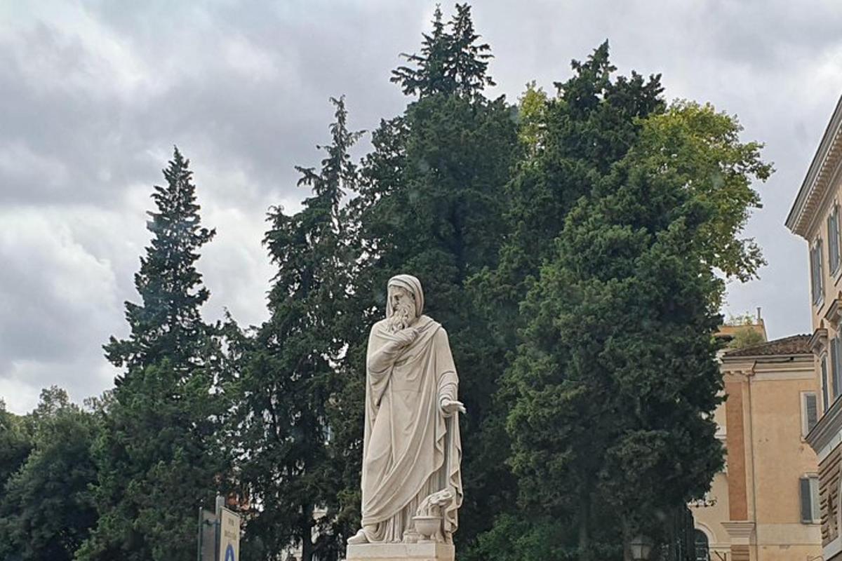 egy férfi szobra fák előtt állva