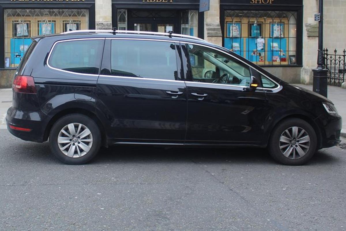 černý minivan zaparkovaný na kraji ulice