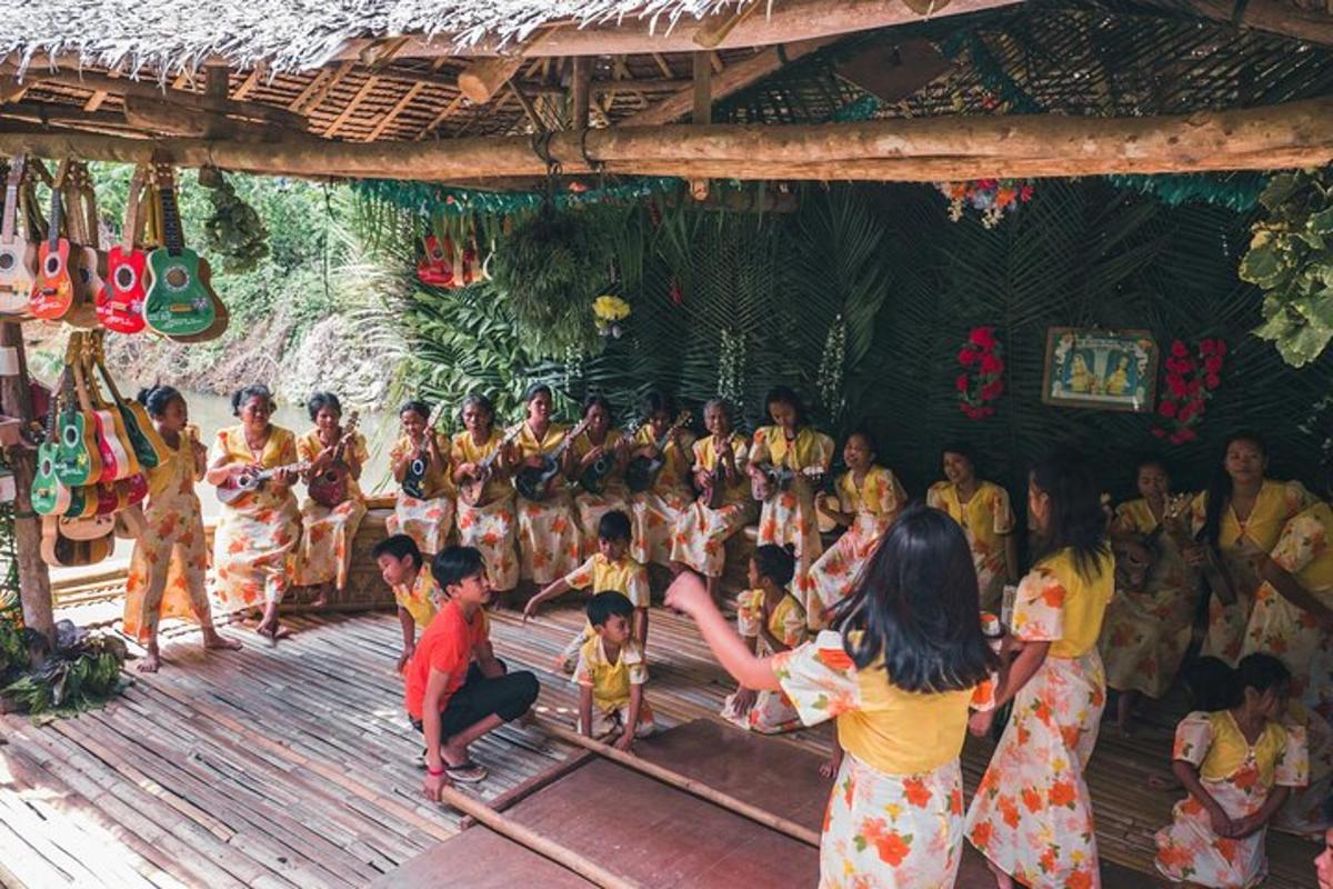 một nhóm trẻ em ngồi thành nhóm trong một ngôi đền