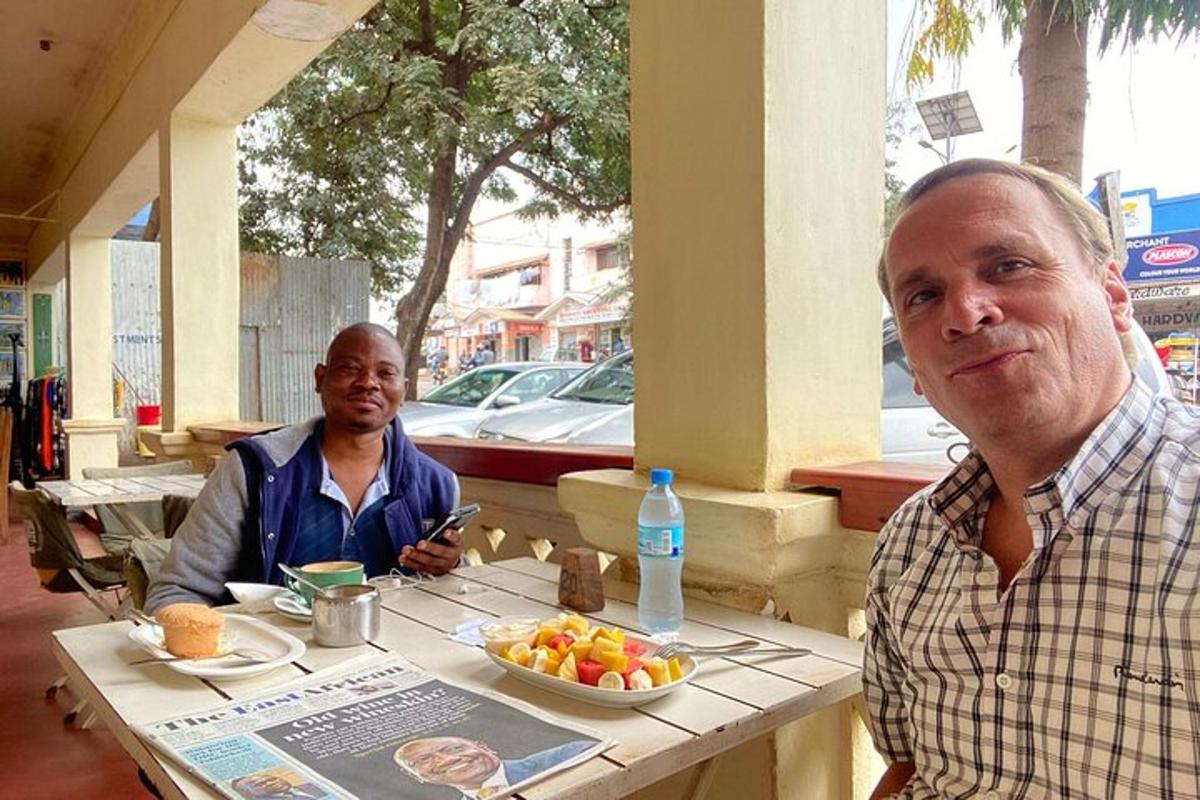 un uomo seduto a un tavolo con una ciotola di frutta