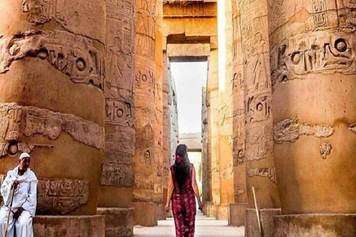 Una mujer caminando por un pasillo en las ruinas de un edificio.