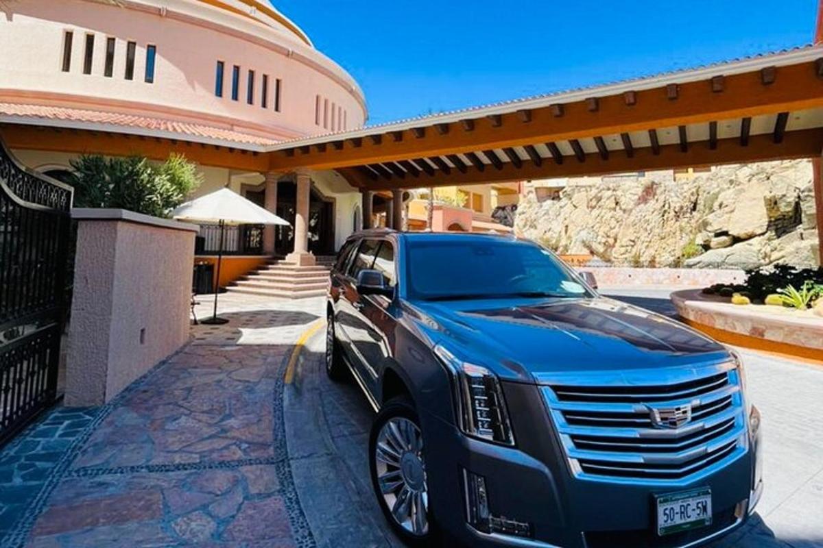 černý nákladní vůz Cadillac zaparkovaný před domem