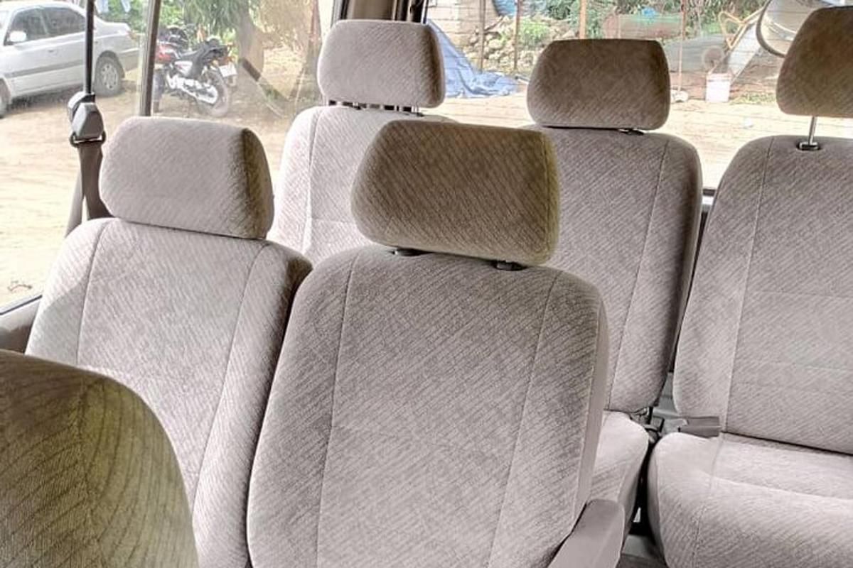 tre posti nella parte posteriore di un autobus