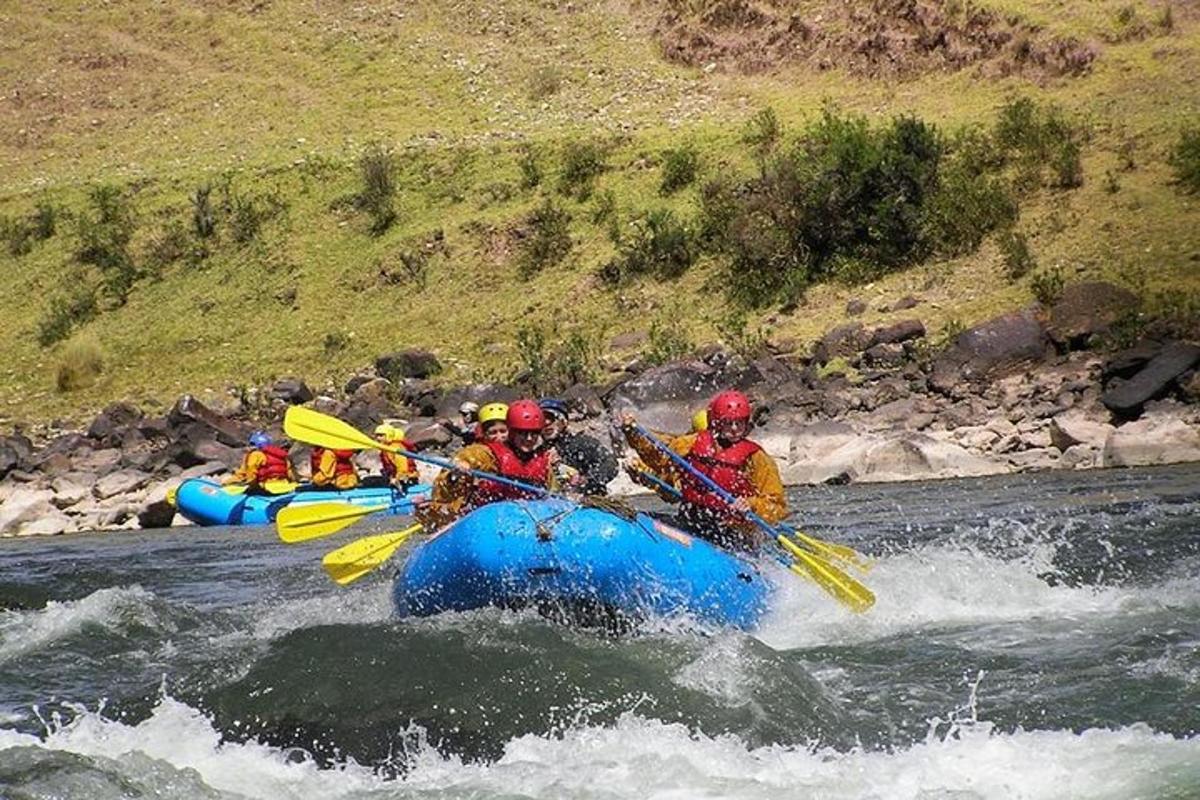un grupo de personas en una balsa en un río