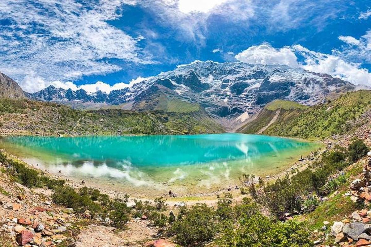 una vista de un lago azul en las montañas