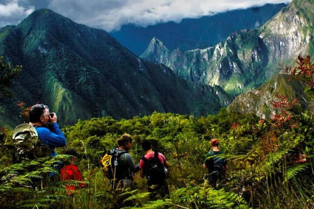 un gruppo di persone che camminano su una montagna