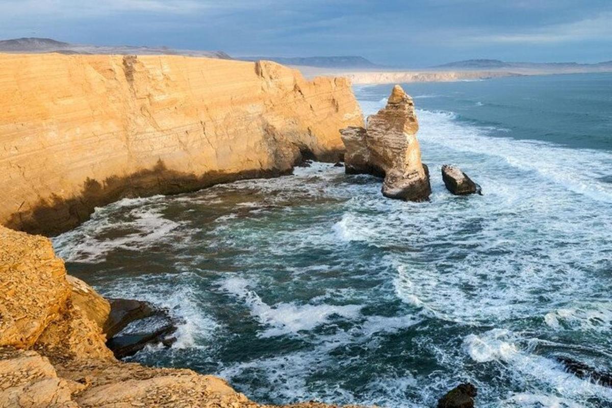 una grande formazione rocciosa nell'acqua vicino all'oceano