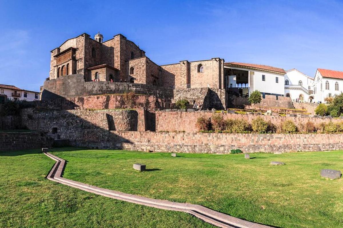 un vecchio castello con un campo erboso di fronte