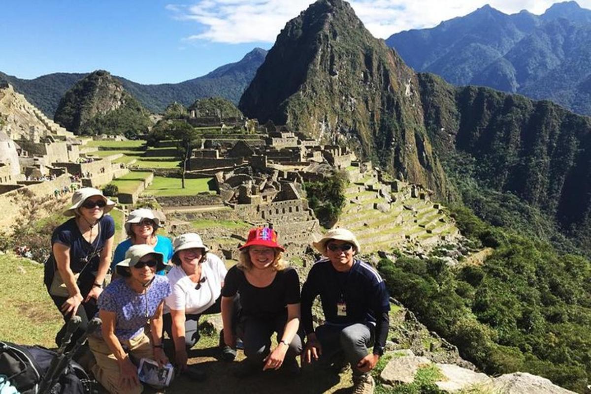 un groupe de personnes posant pour une photo sur une montagne