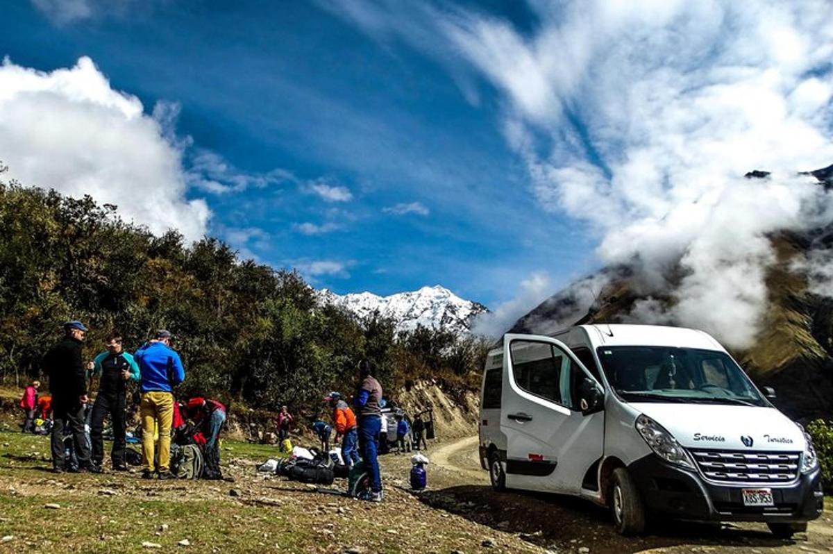 un groupe de personnes debout autour d'un camion blanc