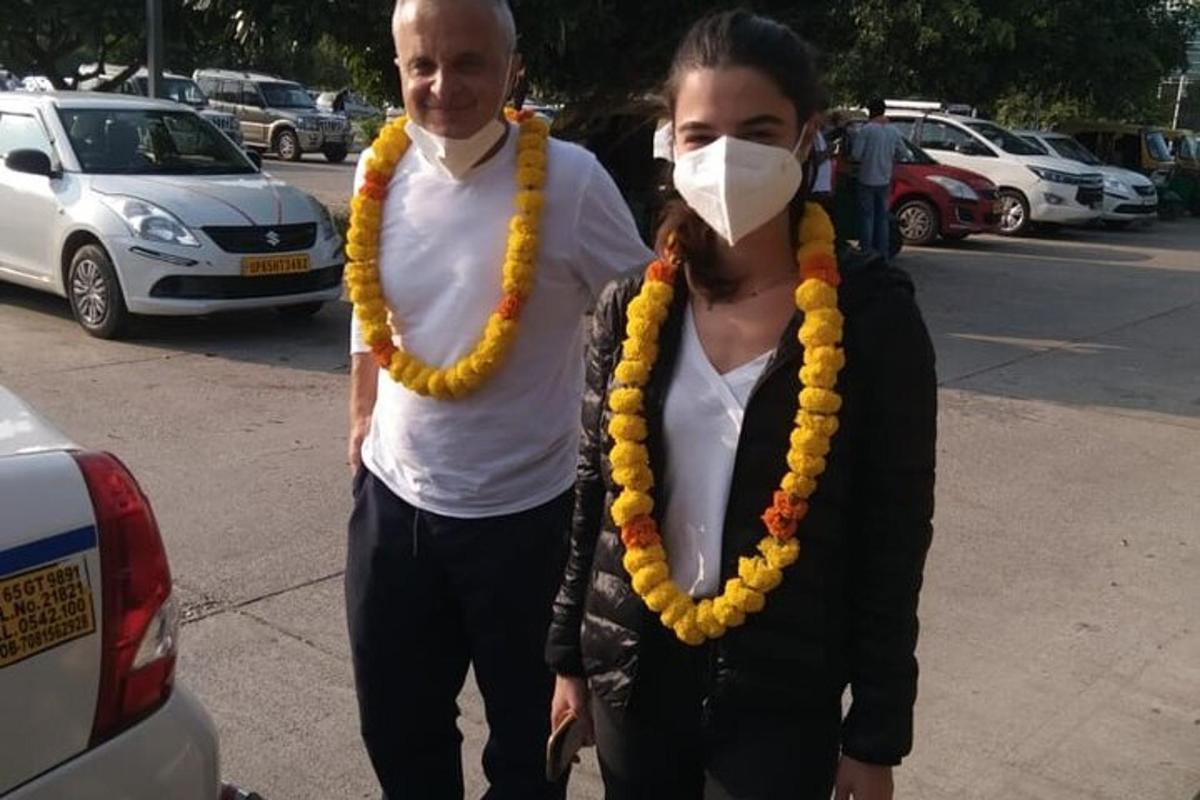 en man och en kvinna som bär ansiktsmask