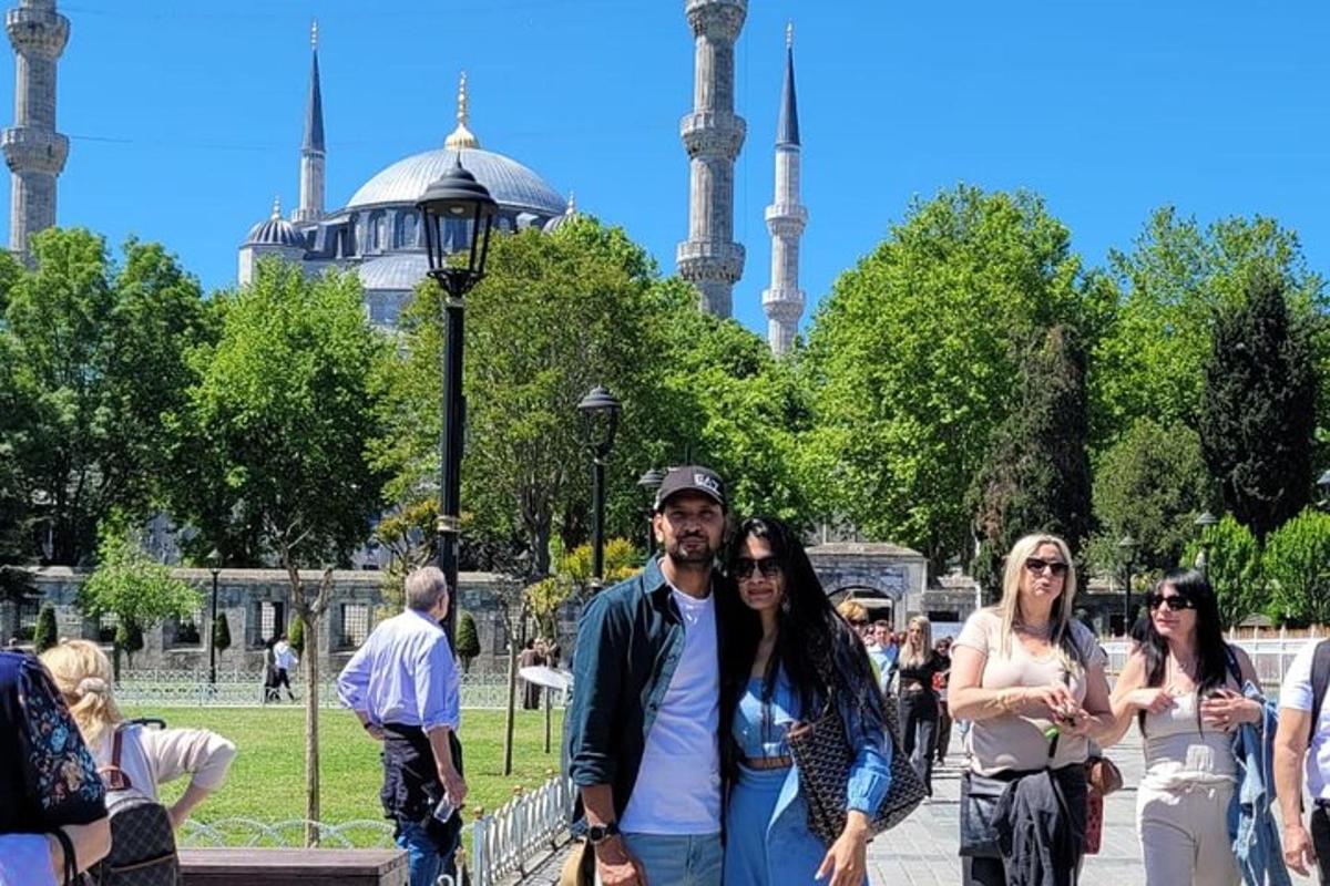 un gruppo di persone in piedi davanti a una moschea