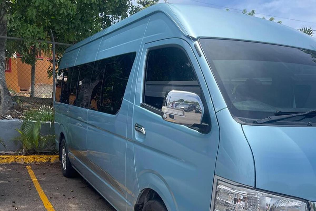 egy kék furgon parkolt a parkolóban