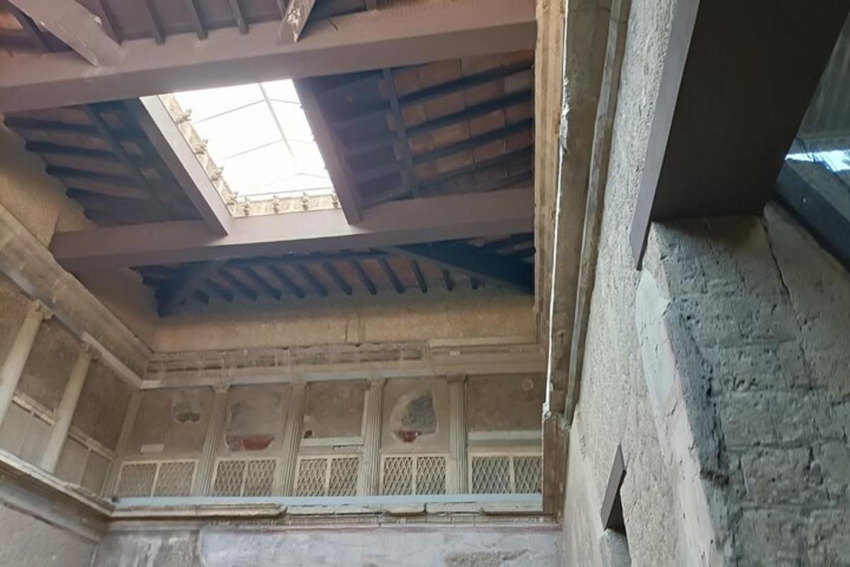 una vista dall'interno di un edificio con soffitto