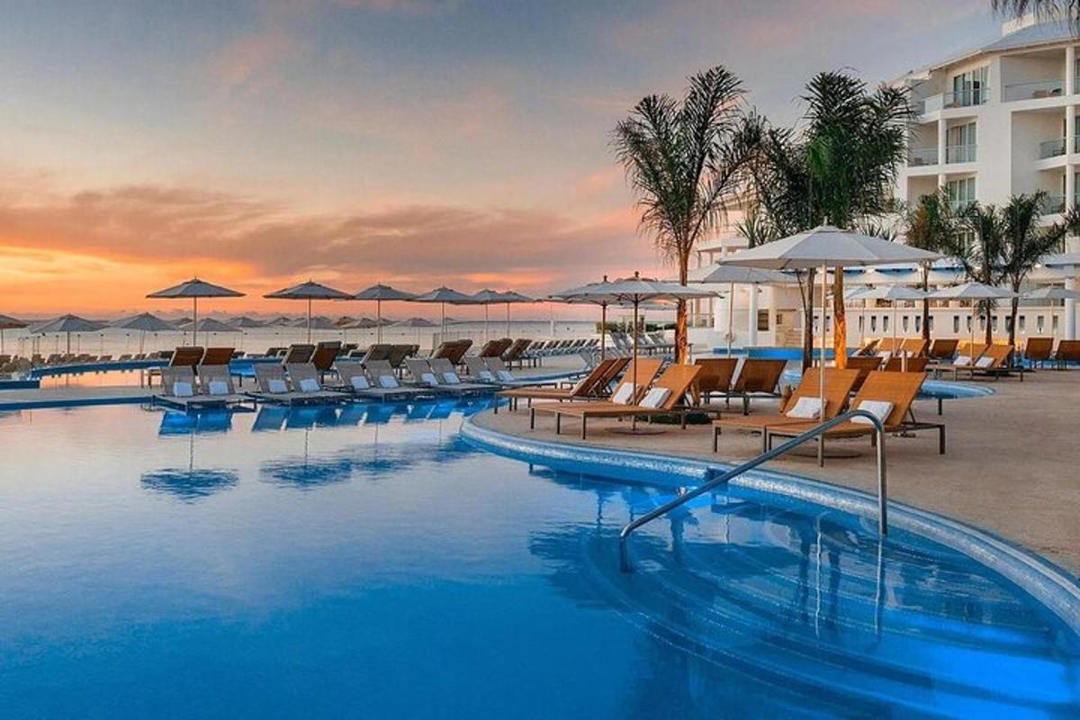 basen hotelowy z leżakami i parasolami