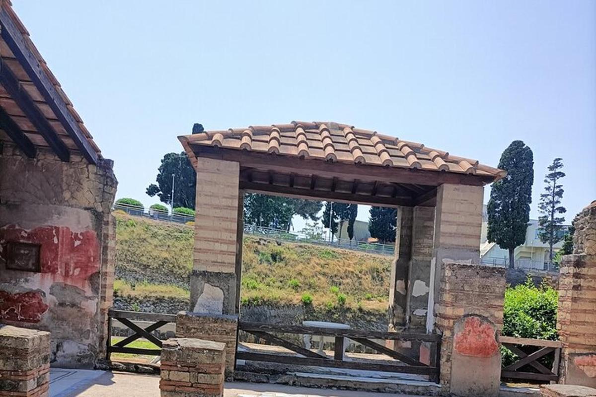 un gazebo con un tetto sopra