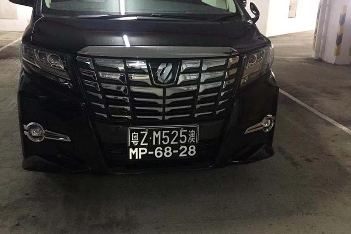 must auto on pargitud garaaži