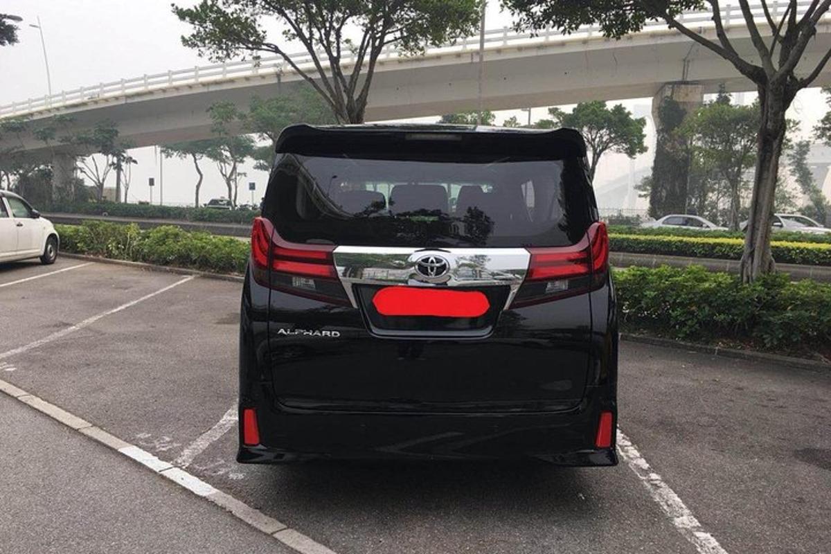 černé auto zaparkované na parkovišti