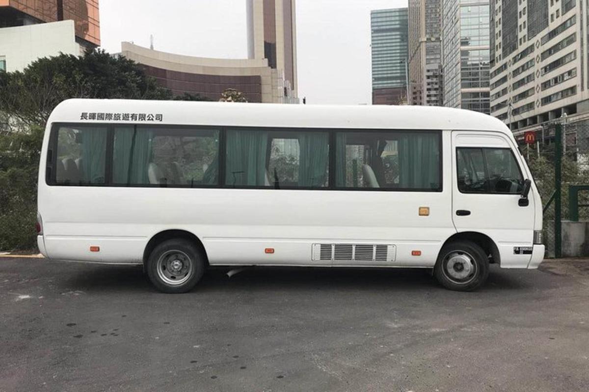 sebuah van putih diletakkan di tempat letak kereta