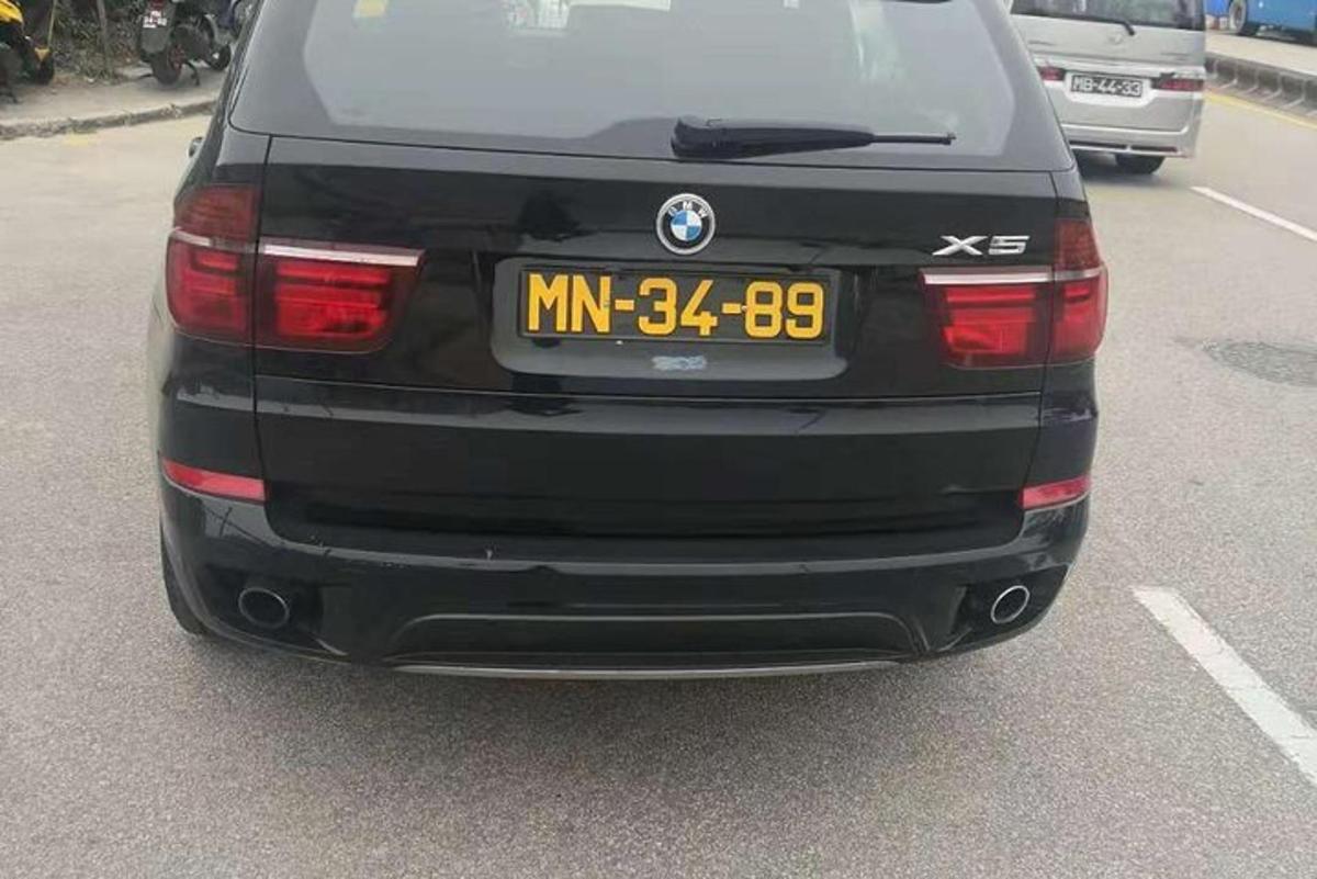 czarny samochód stoi zaparkowany na parkingu