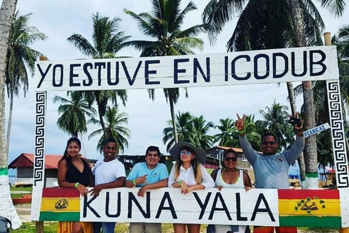 sekumpulan orang yang memegang tanda yang berbunyisvezue en icaho kuna