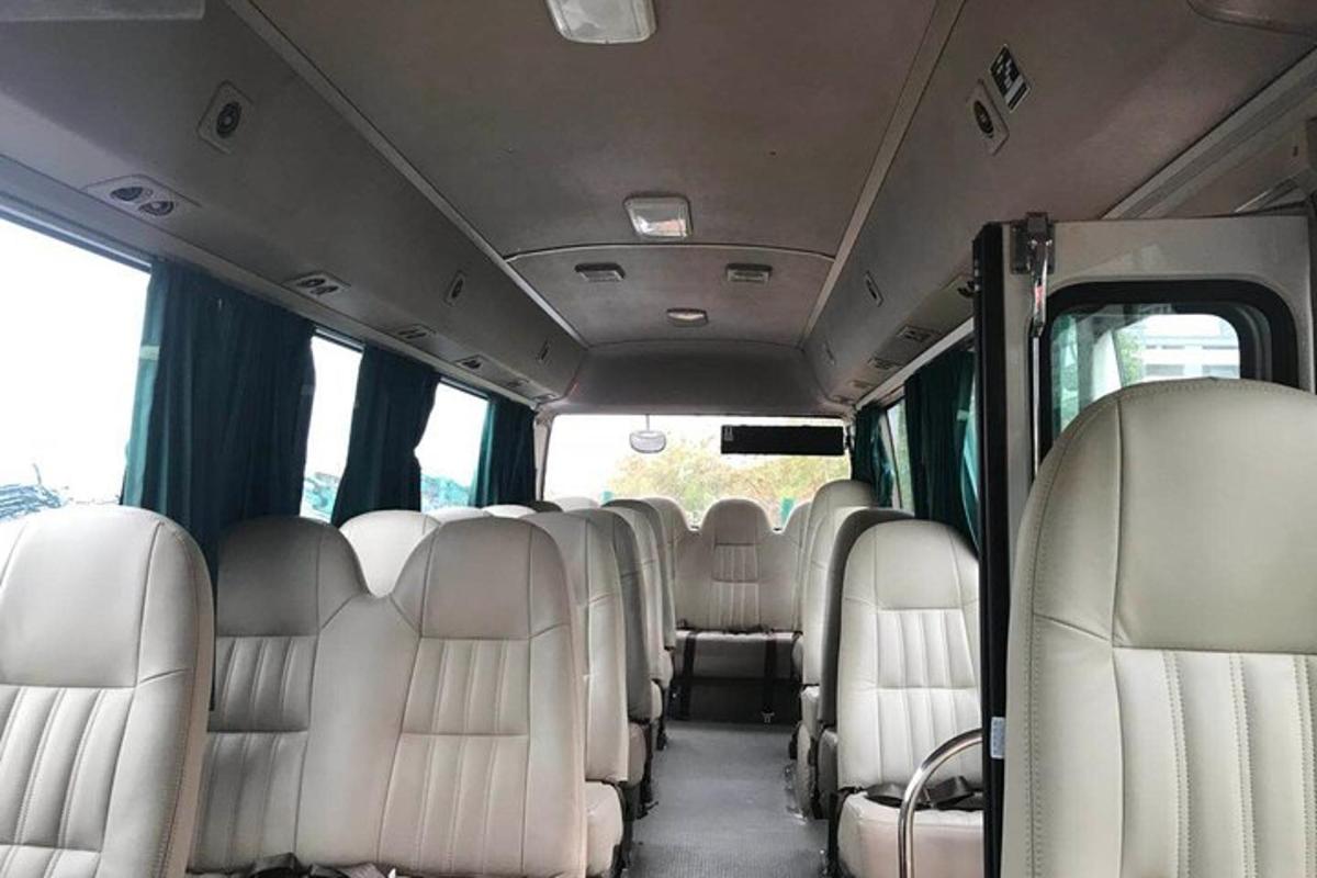 pohled na zadní sedadla autobusu