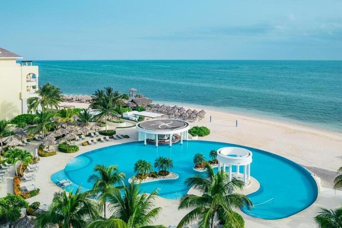 una vista aerea di un resort con piscina e spiaggia