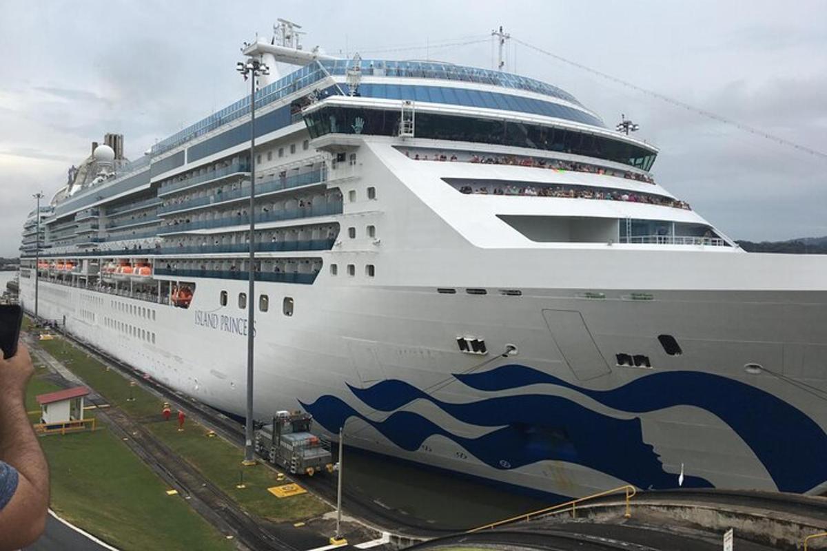 una nave da crociera è attraccata in un porto