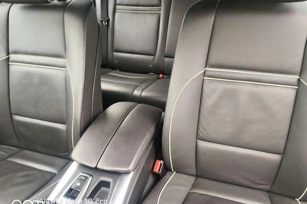tempat duduk di belakang kereta